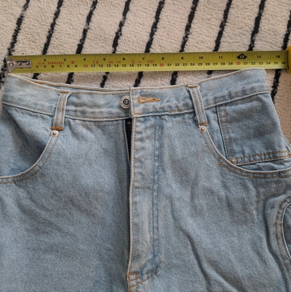 Vintage A line denim shorts.  Clean lines.  Size 2 - Picture 7 of 7